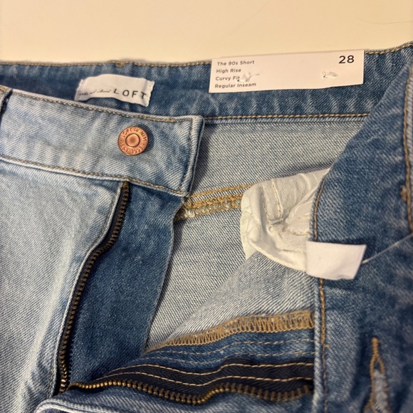 LOFT High Rise Curvy Fit Regular Inseam 90s Shorts Light Wash Denim 28 / 6 NWT - Picture 3 of 4